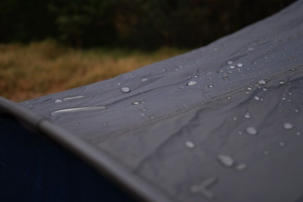 fullpage water droplets on the roof of the tent lynxgear.lv